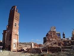 Ruines de la tour de l'horloge dans le vieux Belchite Belchite viejo